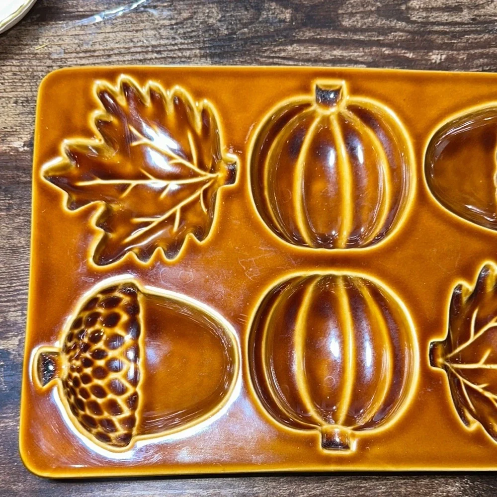 Crate & Barrel Fall Harvest Acorn/Pumpkin/Leaves Baking Cakelet Muffin Pan